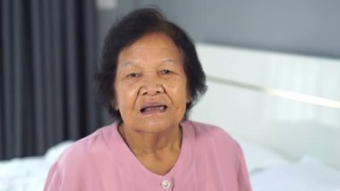 Şaşırmış yüzlü yaşlı kadın.