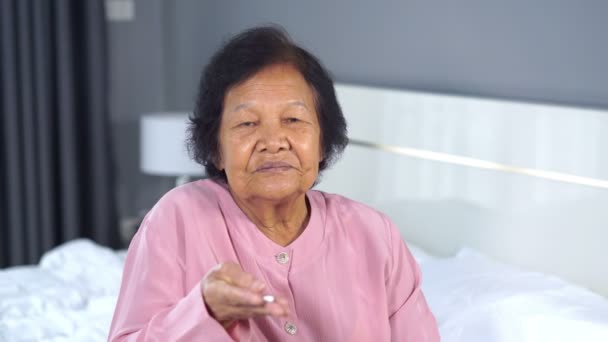 Senior Vrouw Die Pil Met Glas Water Bed — Stockvideo