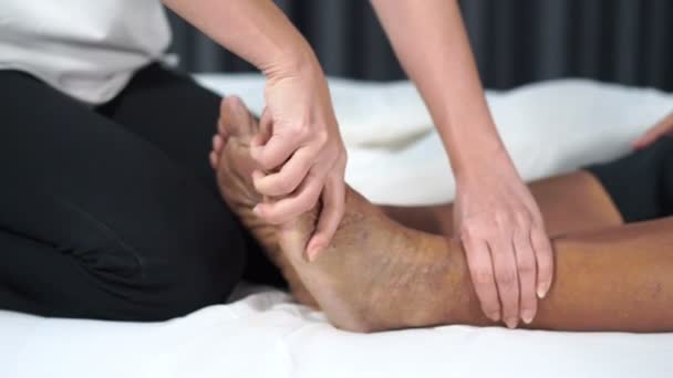 Крупним Планом Руки Роблять Масаж Старій Жінці Біль Ноги Ліжку — стокове відео