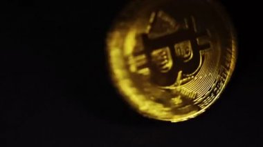 Siyah zemin üzerinde kripto para fiziksel altın bitcoin, yeni sanal para