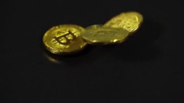 Siyah zemin üzerinde kripto para fiziksel altın bitcoin düşüş, yeni sanal para