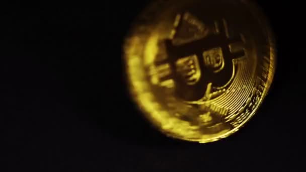 Криптовалюта Физическое Золото Биткойн Черном Фоне Новые Виртуальные Деньги — стоковое видео