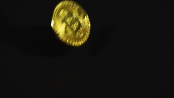 Siyah Zemin Üzerinde Kripto Para Fiziksel Altın Bitcoin Düşüş Yeni — Stok video