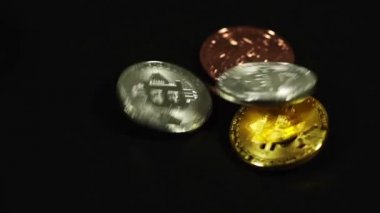 Siyah zemin üzerinde kripto para fiziksel bitcoin düşüşü, yeni sanal para