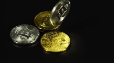 Siyah zemin üzerinde kripto para fiziksel bitcoin düşüşü, yeni sanal para