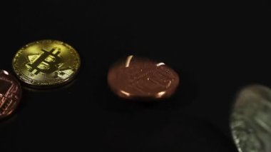 Siyah zemin üzerinde kripto para fiziksel bitcoin düşüşü, yeni sanal para