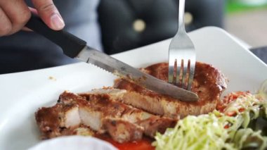 Biftek keserken elinizi kapatın.