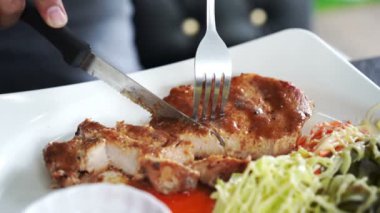 Biftek keserken elinizi kapatın.