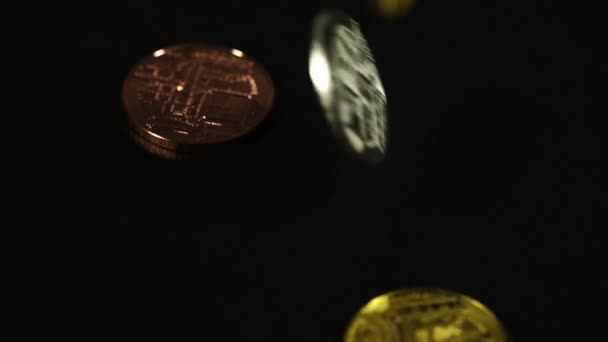 Падіння Криптовалют Фізичний Біткоїн Чорному Фоні Нові Віртуальні Гроші — стокове відео