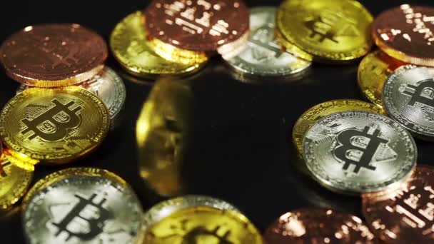 Roteren Van Cryptogeld Fysieke Goud Bitcoin Zwarte Achtergrond Nieuw Virtueel — Stockvideo