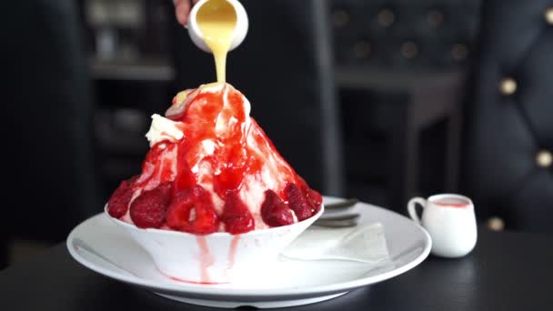 Gieten Saus Naar Top Van Geschoren Ijs Aardbei Bingsu Verse — Stockvideo