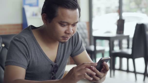 Hombre Usando Teléfono Inteligente Cafetería — Vídeo de stock