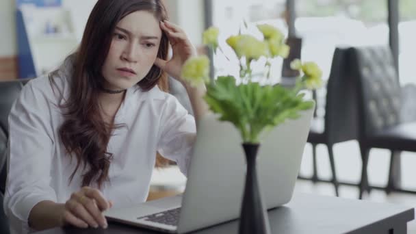 Женщина Большим Стрессом Используя Ноутбук Кафе — стоковое видео