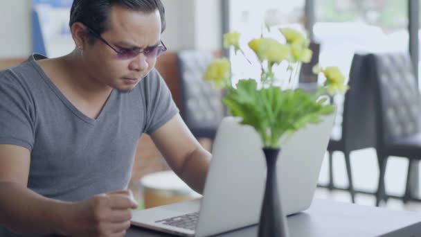 Hombre Bajo Mucho Estrés Utilizando Ordenador Portátil Cafetería — Vídeo de stock