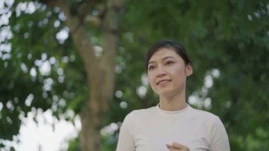 Parkta koşan genç bir kadının ağır çekimde