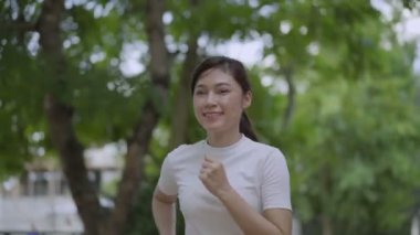 Parkta koşan genç kadın.