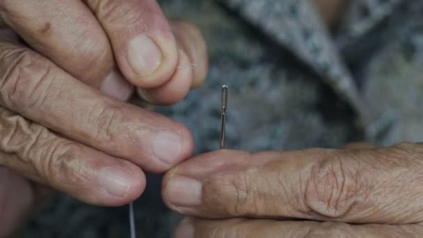 Main Femme Âgée Essayant Enfiler Une Aiguille — Video