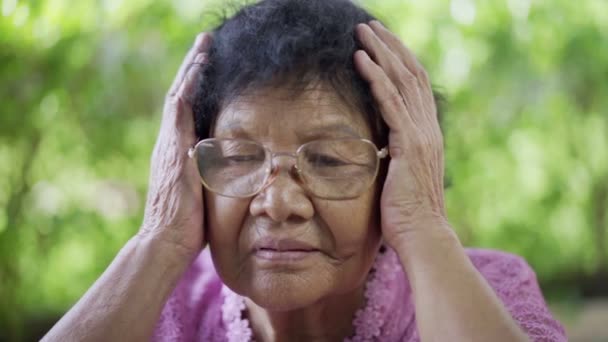 Endişeli Yüzlü Yaşlı Bir Kadına Yakın Dur — Stok video