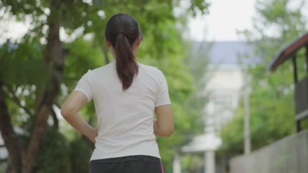 Zwolniony Ruch Młodej Kobiety Biegającej Parku — Wideo stockowe