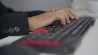 Bilgisayar klavyesinde yazı yazan elleri kapat