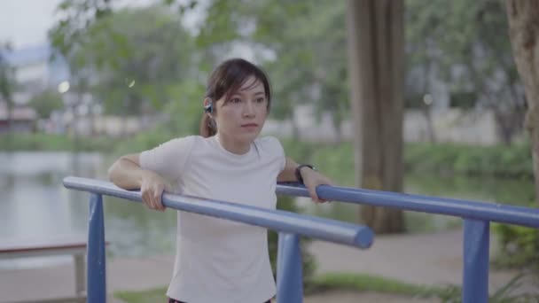 Mujer Jugar Una Máquina Fitness Parque Público — Vídeos de Stock