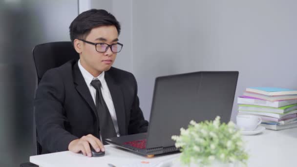 ラップトップコンピュータを使っている若いビジネスマンは — ストック動画