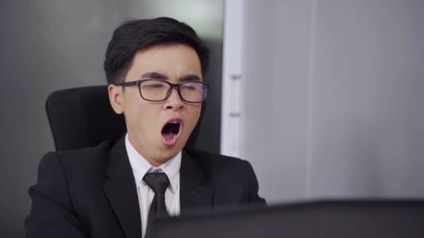 Tired Young Businessman Using Laptop Yawning — Stock Video