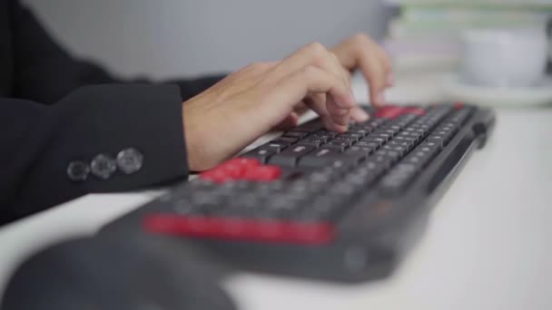 Câmera Lenta Das Mãos Digitando Teclado Computador — Vídeo de Stock