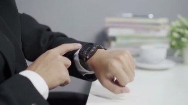 Akıllı saat kullanarak iş adamının elini kapat.