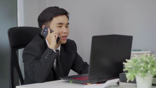 Hombre Negocios Joven Feliz Hablando Teléfono Móvil Utilizando Ordenador Portátil — Vídeos de Stock