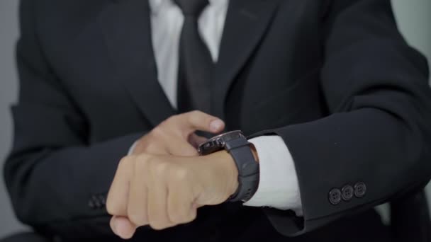 Cerca Mano Del Hombre Negocios Utilizando Reloj Inteligente — Vídeo de stock