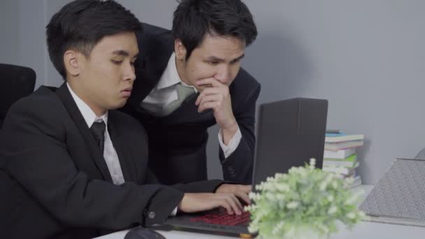 两个商人用手提电脑执行一项工作计划 — 图库视频影像