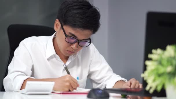 Joven Estudiando Usando Calculadora — Vídeos de Stock