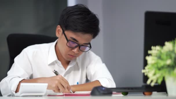 Joven Que Estudia Escribe Cuaderno Con Ordenador Portátil — Vídeo de stock