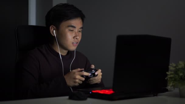 Joven Hombre Usando Joystick Para Jugar Juegos — Vídeos de Stock