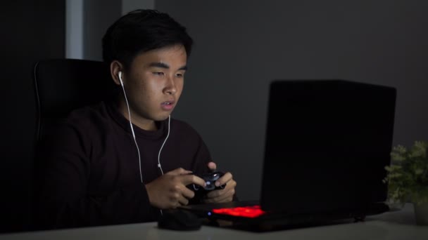 Joven Deprimido Estresado Usando Joystick Para Jugar Juegos — Vídeos de Stock