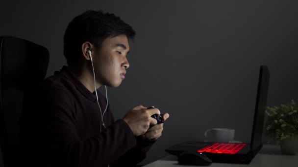 Joven Hombre Usando Joystick Para Jugar Juegos — Vídeos de Stock