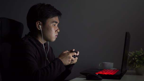 Hombre Feliz Usando Joystick Para Jugar Juegos — Vídeo de stock