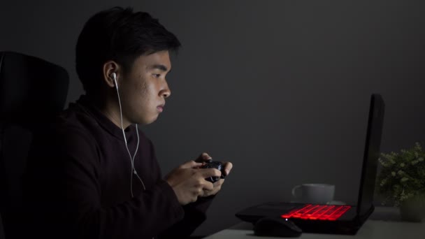 Joven Deprimido Estresado Usando Joystick Para Jugar Juegos — Vídeos de Stock