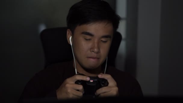 Joven Hombre Usando Joystick Para Jugar Juegos — Vídeos de Stock