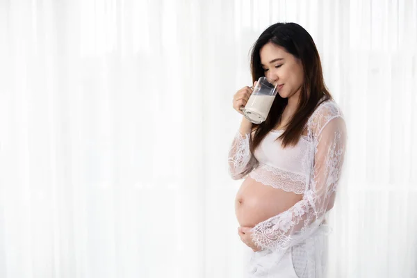 Schwangere Trinkt Milch Fenster Schlafzimmer — Stockfoto
