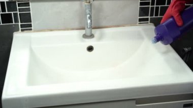 El temizleme lavabosunun yavaş çekimde deterjanla yıkanması.