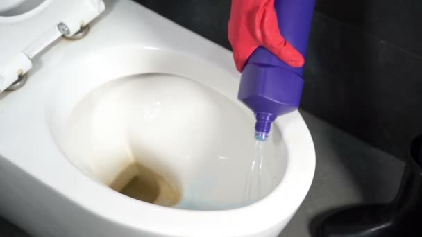 Câmera Lenta Mão Limpando Vaso Sanitário Com Detergente — Vídeo de Stock