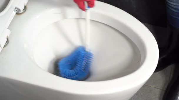 Hand Handschoenen Schoonmaken Toiletpot Met Borstel — Stockvideo