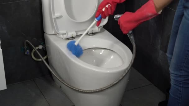Hand Handschuhe Toilettenschüssel Mit Bürste Reinigen — Stockvideo