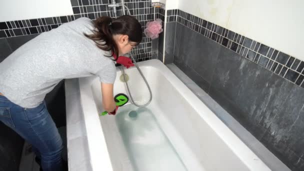 Bañera Limpieza Mujer Con Cepillo — Vídeos de Stock