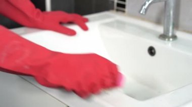 el temizliği banyo lavabosu fırçayla