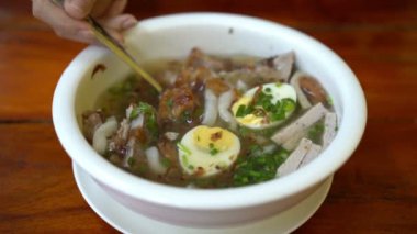 Vietnamlı Pirinç Erişte Çorbası ve domuz pirzolası.