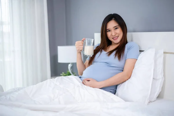 Hamile Kadın Yatak Odasındaki Pencerede Süt Içiyor — Stok fotoğraf