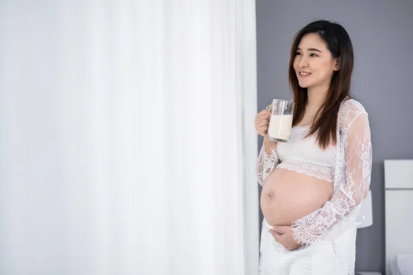 Mulher Grávida Bebendo Leite Janela Quarto — Fotografia de Stock